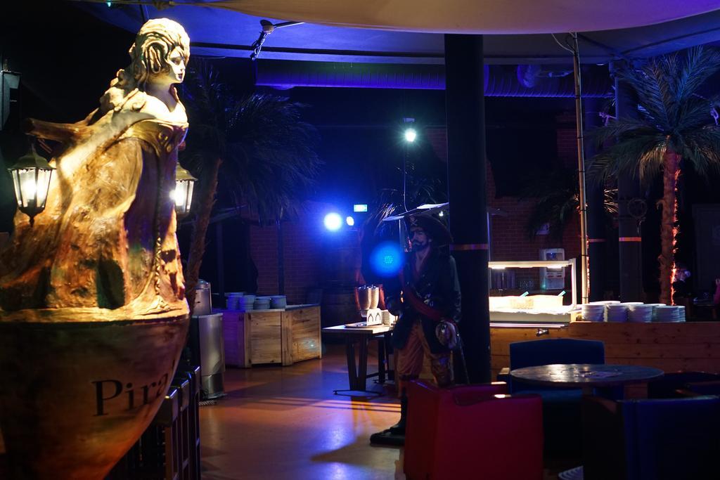 Hotel Du Parc - Pirates Chasseneuil-du-Poitou Exteriör bild