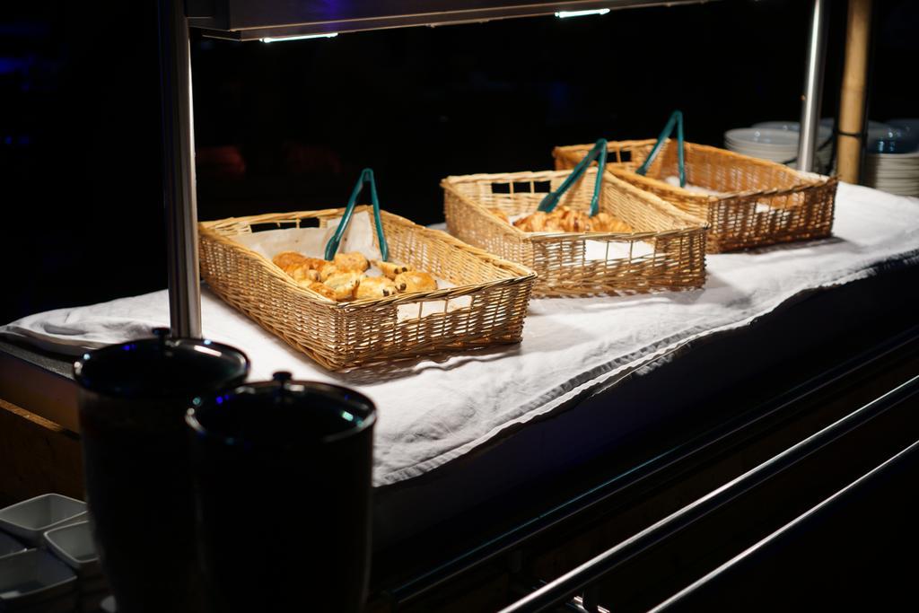 Hotel Du Parc - Pirates Chasseneuil-du-Poitou Exteriör bild